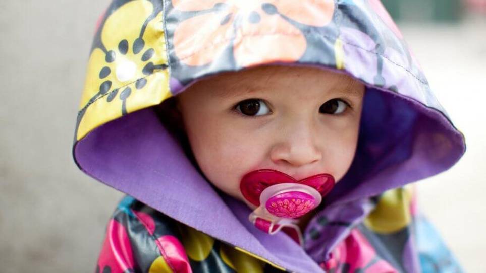 کودک دو ساله‌ام خیلی به پستانکش وابسته است. چه کار باید بکنم؟