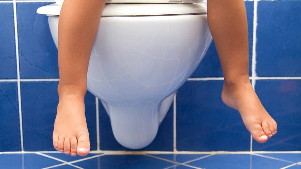 چطور به کودک بگویید روی لگن یا توالت مخصوص کودک دستشویی کند؟
