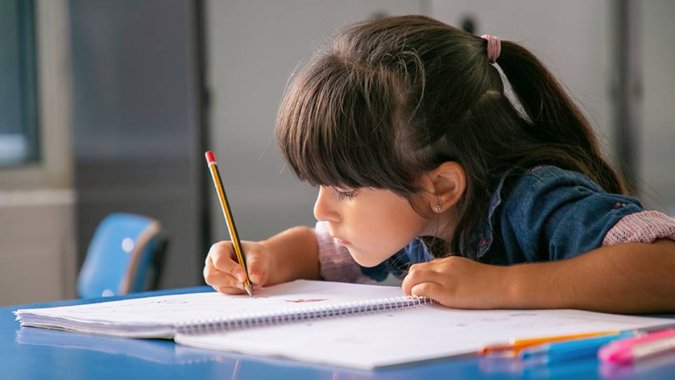 تکالیف فرزندم خیلی سخت به نظر می‌رسد. چه کار باید بکنم؟