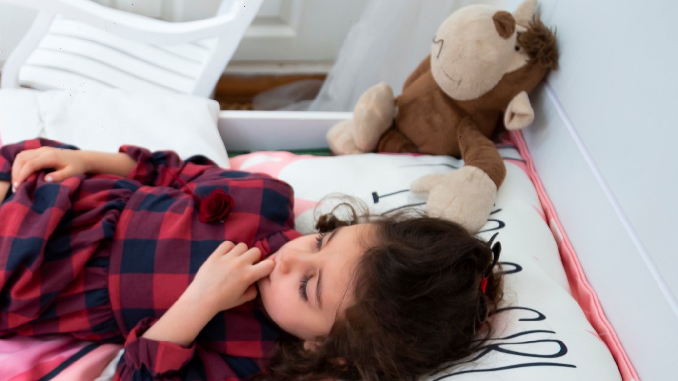 ناخن جویدن کودکان: علت چیست و برای ترک ناخن جویدن چه کار باید کرد؟