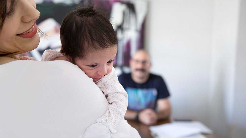 نوزاد را بغل کنیم یا بغل نکنیم؟