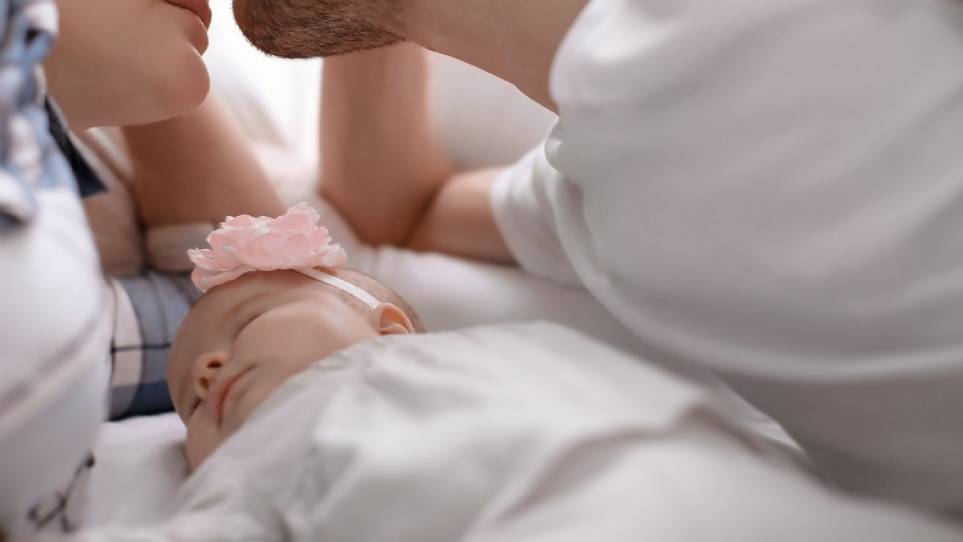 آیا ایرادی ندارد وقتی کودک شیرخوارم در اتاق است رابطهٔ جنسی داشته باشیم؟